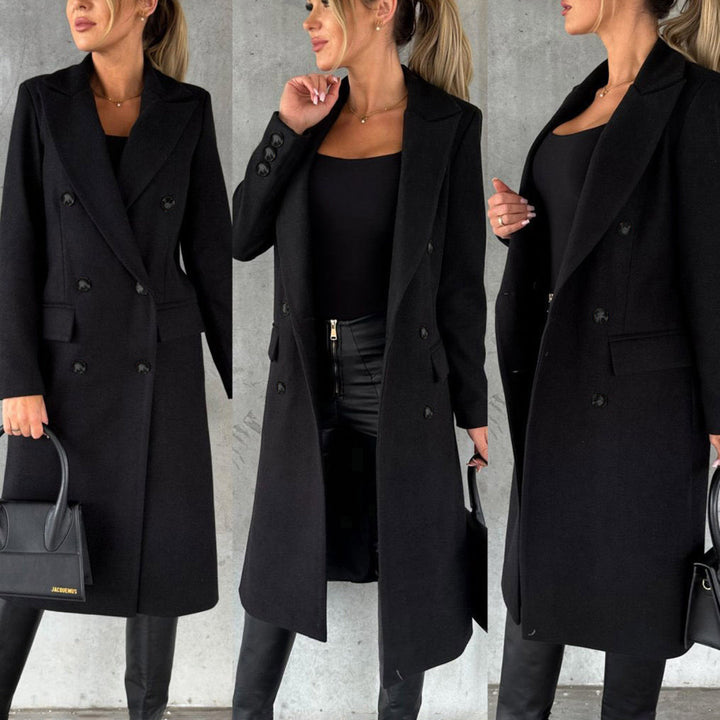 Vrouw in stijlvolle zwarte winterjas, dubbele rij knopen, gecombineerd met zwarte leren broek en tas, modieuze winteroutfit.