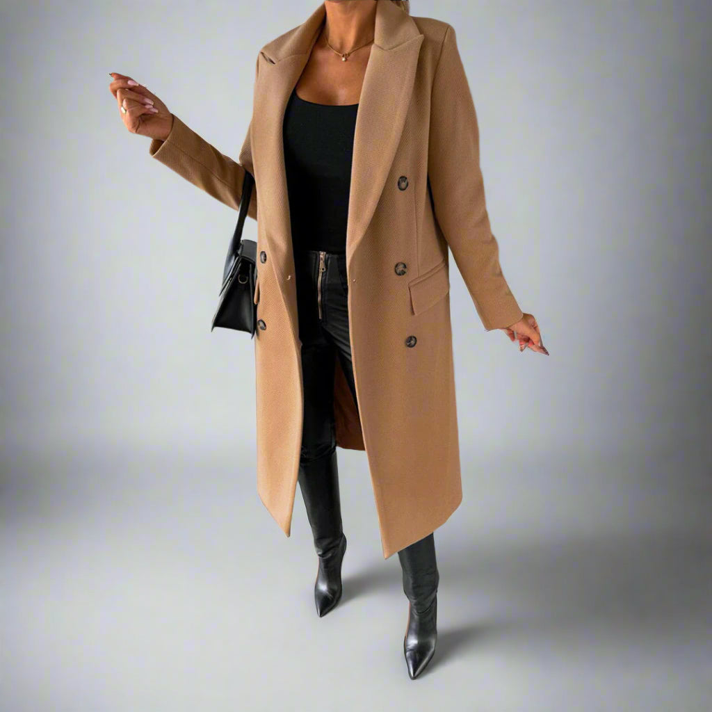 Vrouw in stijlvolle camel winterjas, zwarte top en leren broek. Modieuze outfit met hoge hakken en schoudertas. Perfect voor wintermode.