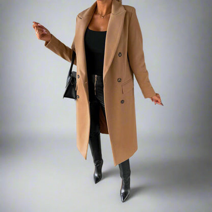 Vrouw in stijlvolle camel winterjas, zwarte top en leren broek. Modieuze outfit met hoge hakken en schoudertas. Perfect voor wintermode.