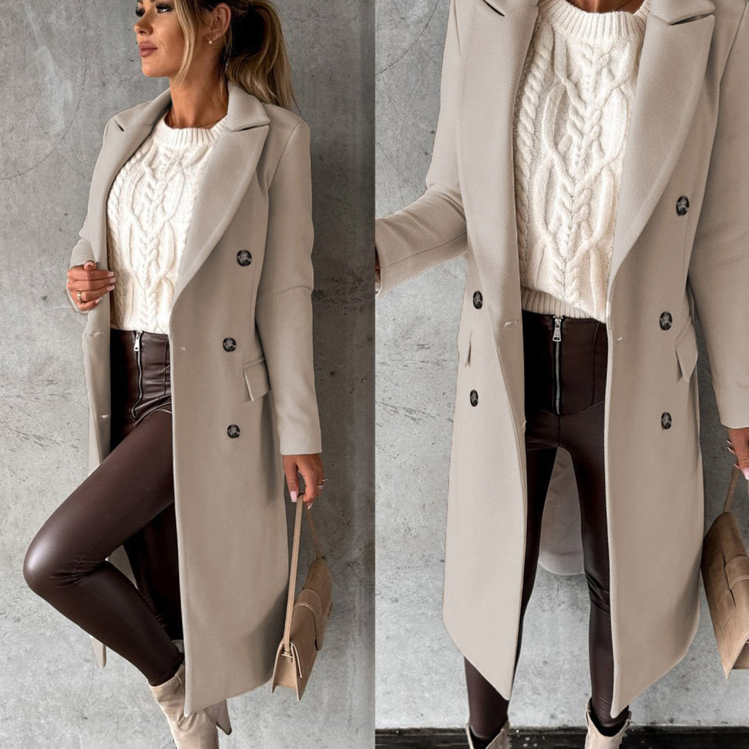 Vrouw in stijlvolle beige winterjas, witte kabeltrui en bruine leren broek. Modieuze winteroutfit, trendy dameskleding, elegante jas.