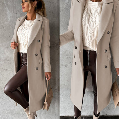 Vrouw in stijlvolle beige winterjas, witte kabeltrui en bruine leren broek. Modieuze winteroutfit, trendy dameskleding, elegante jas.